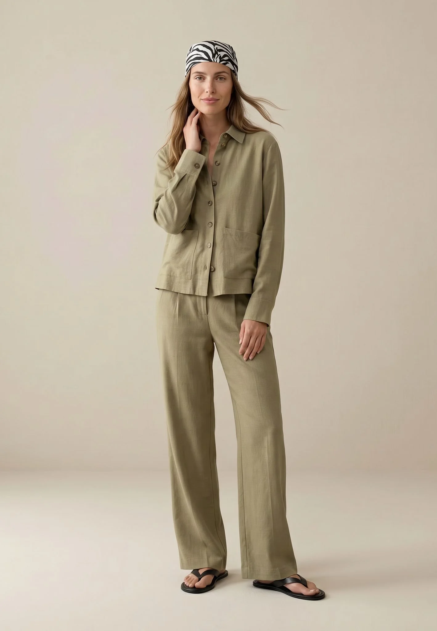 Bluse aus Viskose-Leinen-Mix mit Knopfleiste und aufgesetzten Taschen - Image 3