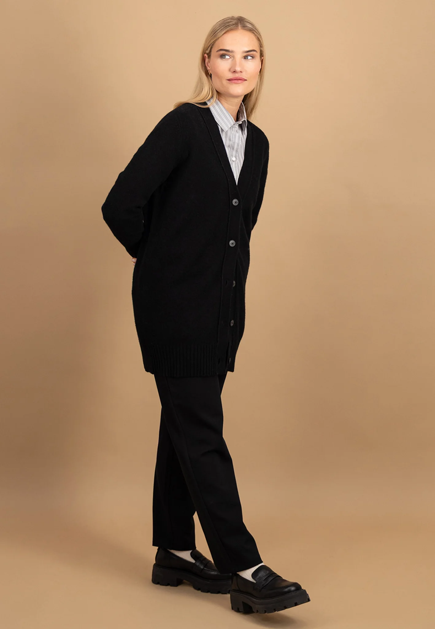 Cardigan aus Merinowolle mit Knopfleiste und V-Ausschnitt - Image 16
