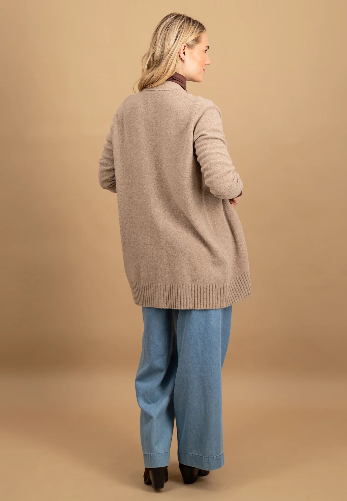 Cardigan aus Merinowolle mit Knopfleiste und V-Ausschnitt - Image 3