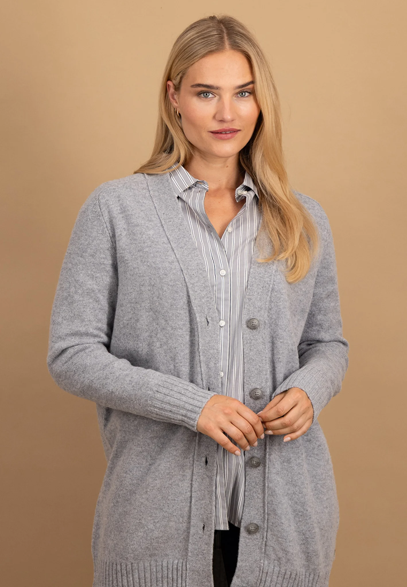 Cardigan aus Merinowolle mit Knopfleiste und V-Ausschnitt - Image 7