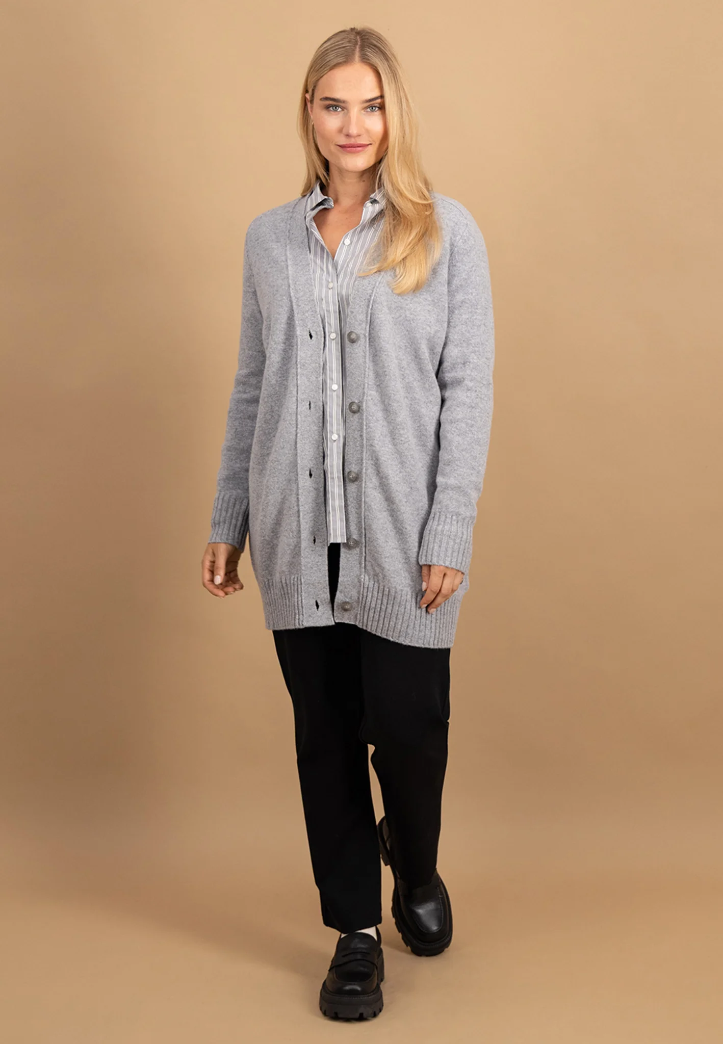 Cardigan aus Merinowolle mit Knopfleiste und V-Ausschnitt - Image 8