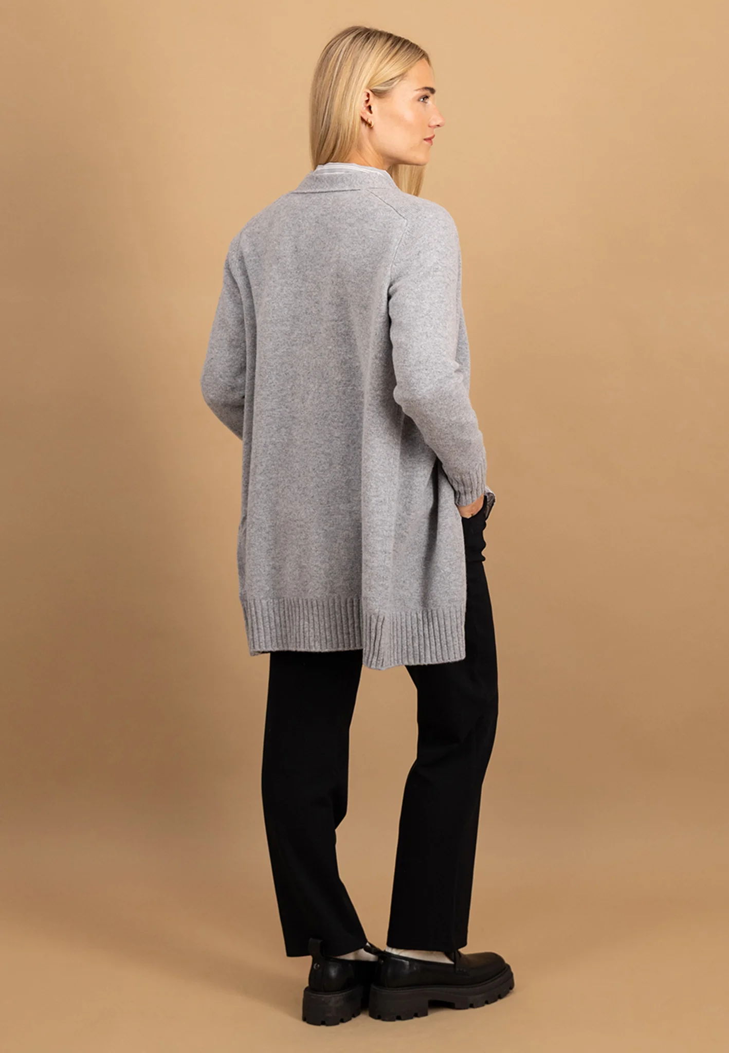 Cardigan aus Merinowolle mit Knopfleiste und V-Ausschnitt - Image 9