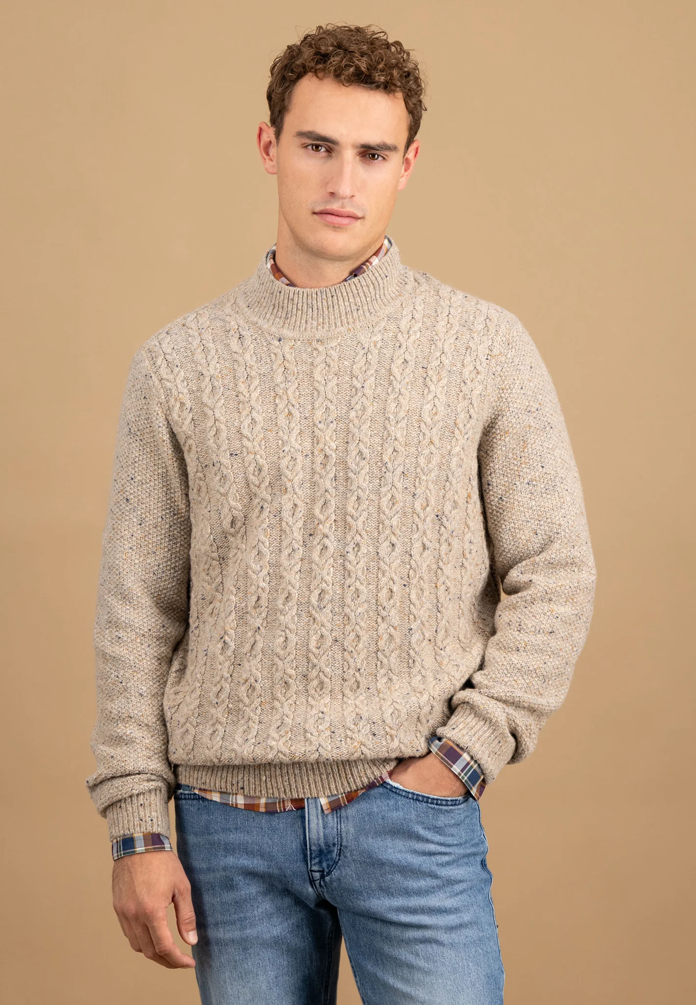 Donegal-Pullover aus Wollmix mit Zopfmuster und Rundhalsausschnitt