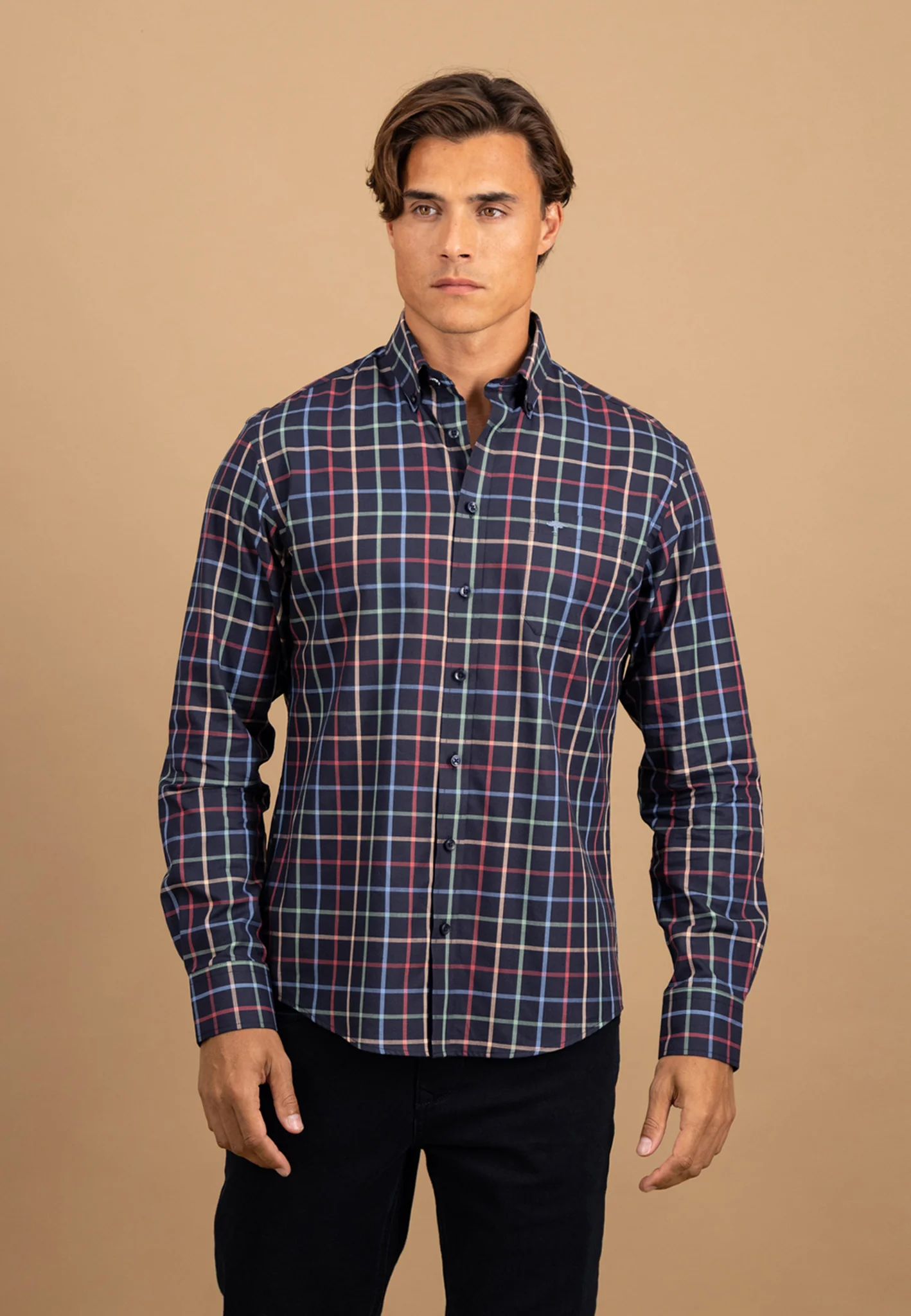 Hemd aus Baumwolle mit mehrfarbigem Karomuster und Button-Down-Kragen