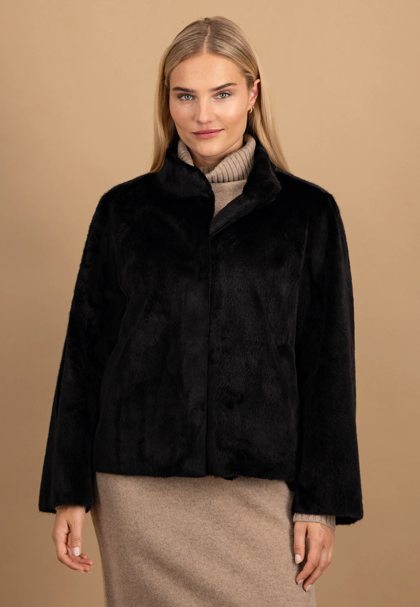 Jacke aus Fake Fur mit Stehkragen und verdeckter Knopfleiste - Image 19