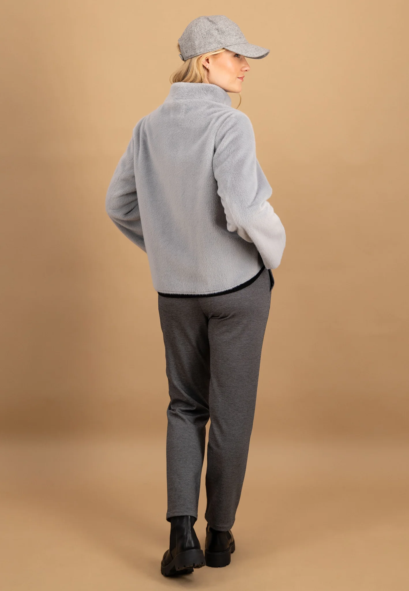 Jacke aus Fake Fur mit Stehkragen und verdeckter Knopfleiste - Image 9