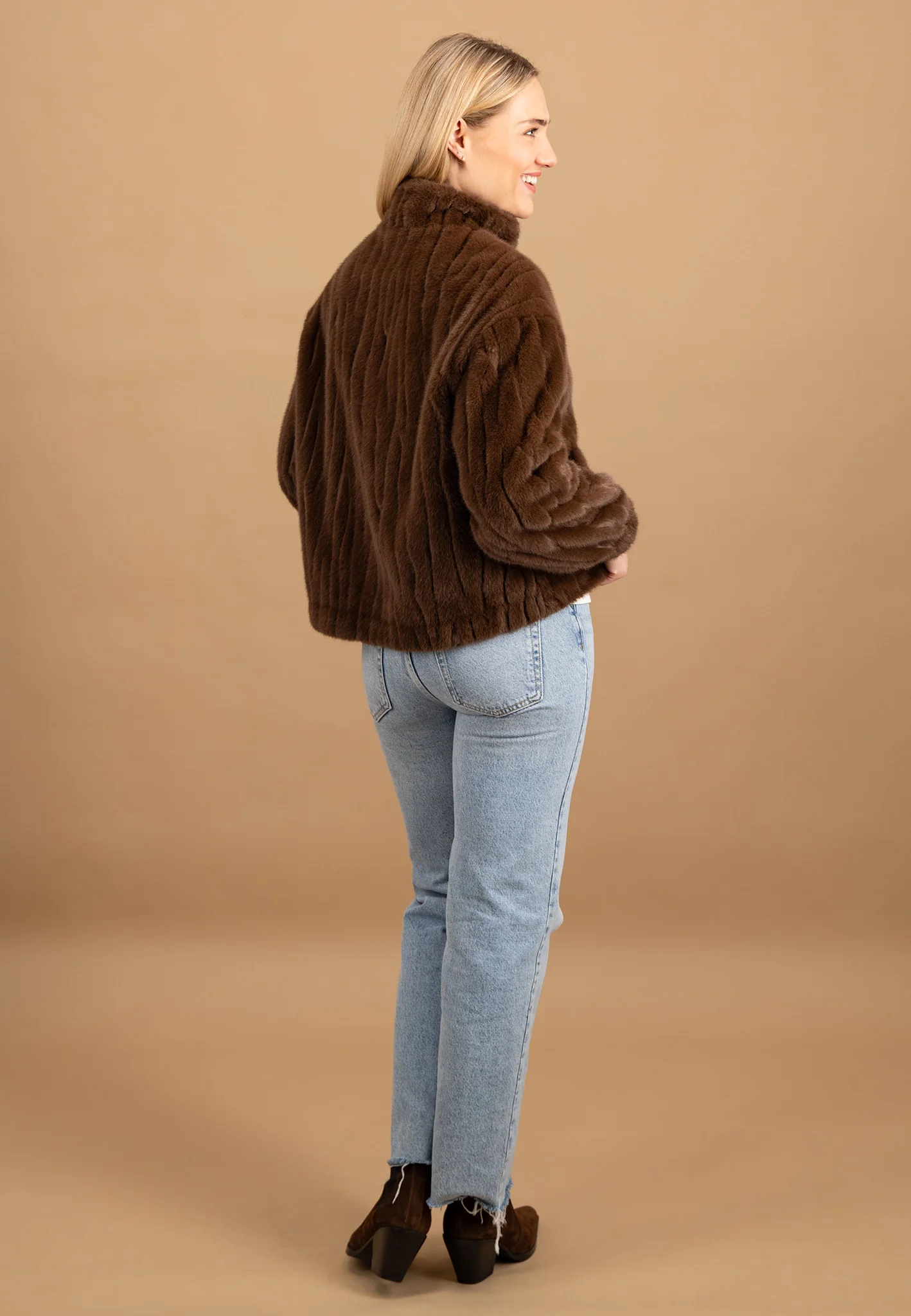 Kunstfelljacke mit Stehkragen und elastischen Bündchen - Image 3
