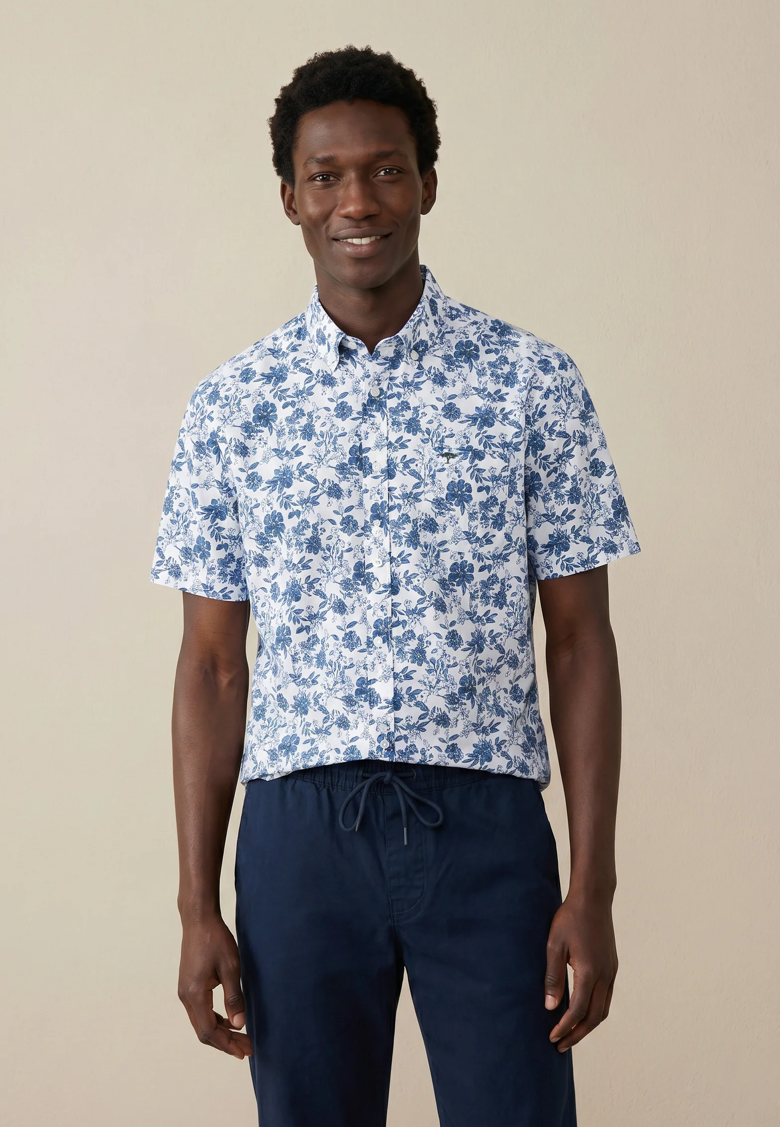 Kurzarmhemd aus Baumwolle mit Allover-Print und Button-Down-Kragen