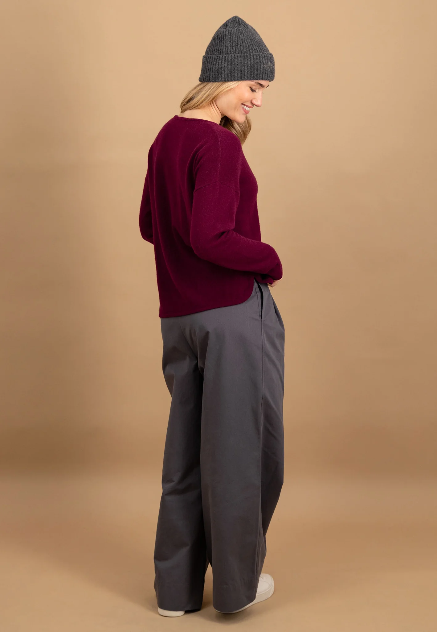 Pullover aus Kaschmir mit Rundhalsausschnitt und überschnittenen Schultern - Image 9