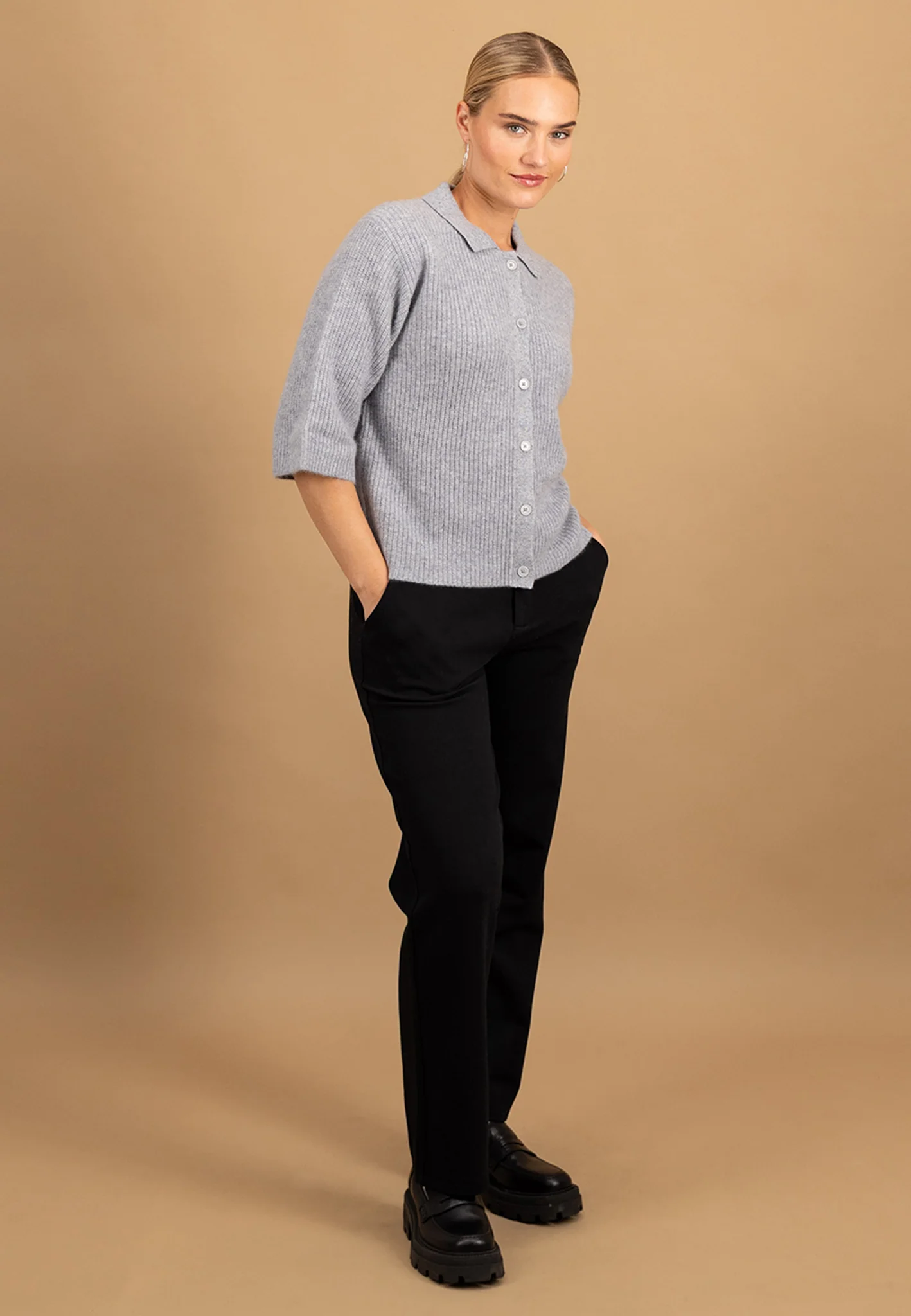 Strickjacke aus reinem Kaschmir mit Hemdkragen und 3/4-Ärmeln - Image 2