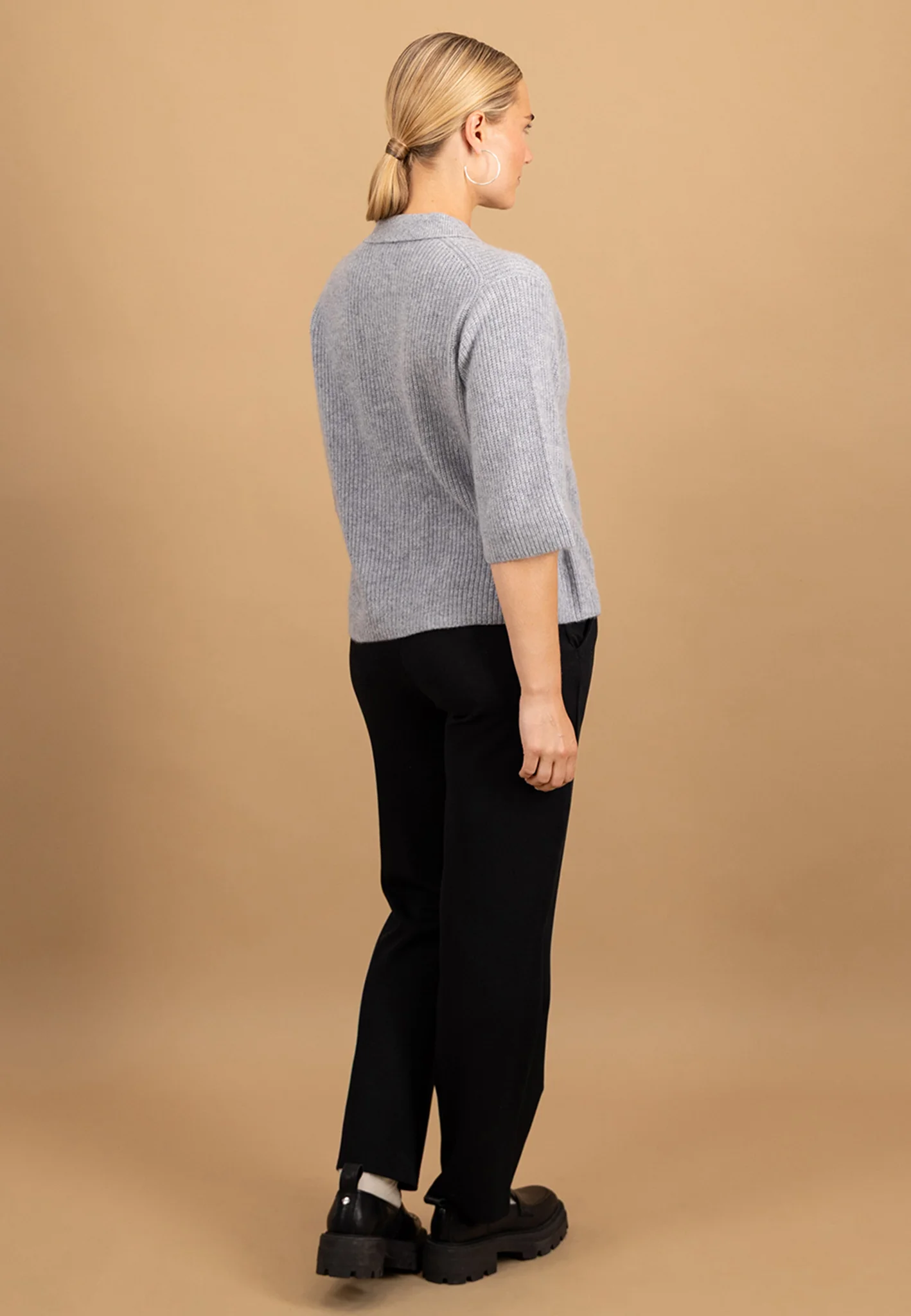 Strickjacke aus reinem Kaschmir mit Hemdkragen und 3/4-Ärmeln - Image 3