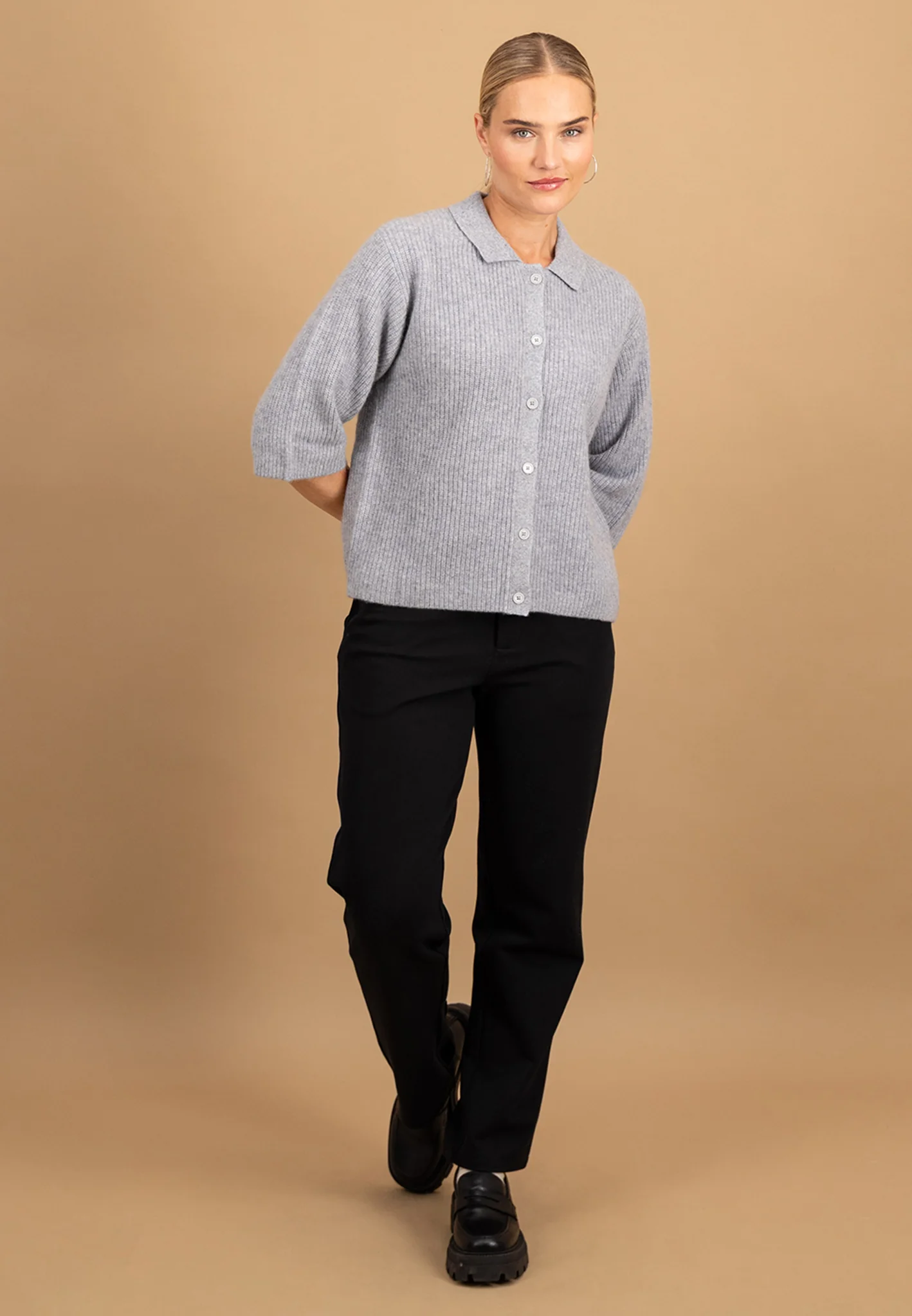 Strickjacke aus reinem Kaschmir mit Hemdkragen und 3/4-Ärmeln - Image 4