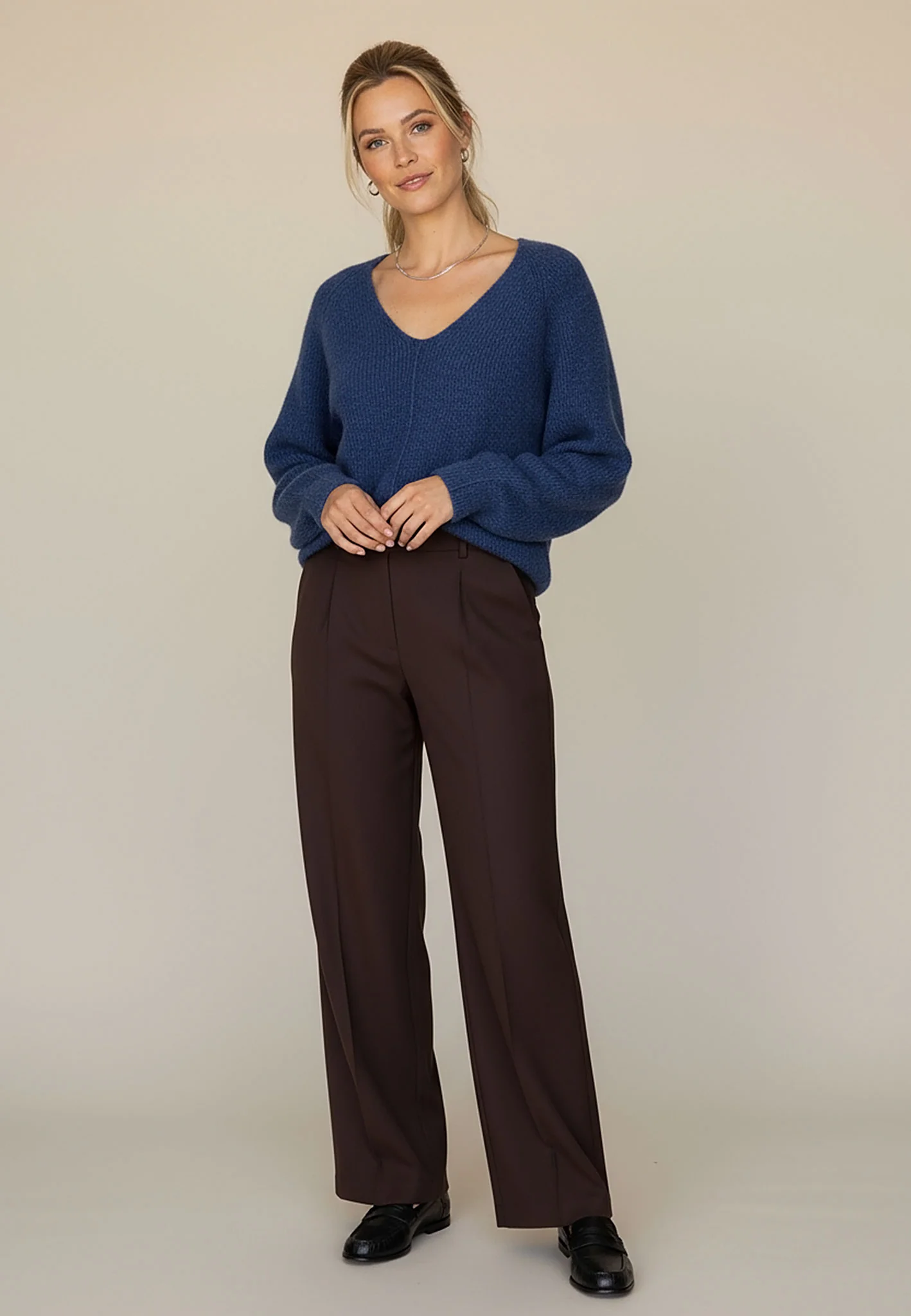 Strickpullover aus Alpaka-Wollmix mit V-Ausschnitt und Strukturstrick - Image 2