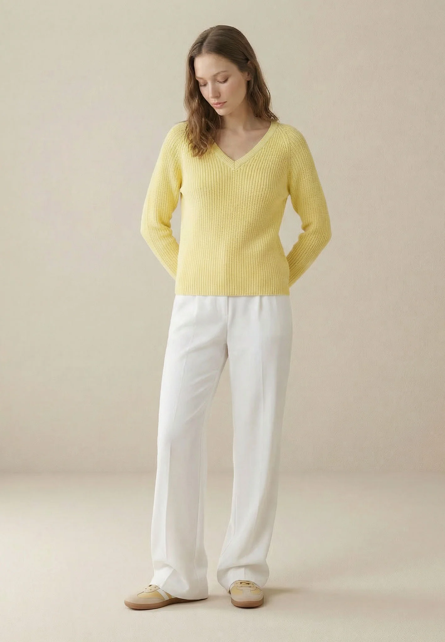 Strickpullover aus Baumwolle mit V-Ausschnitt und Raglanärmeln - Image 13