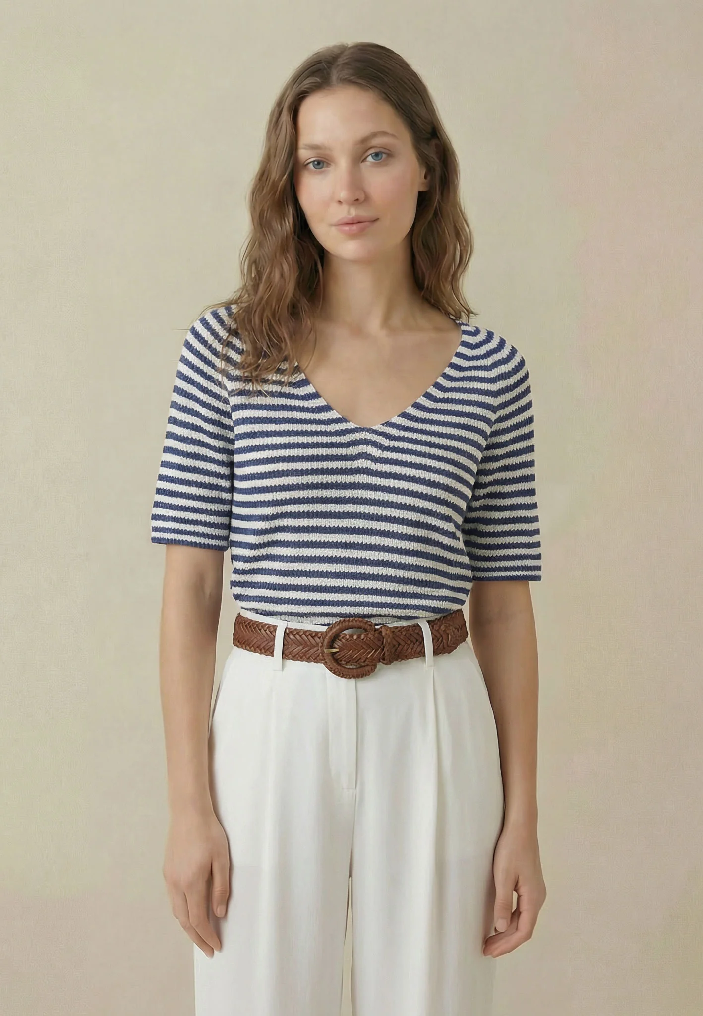 Strickshirt aus Leinen mit Streifenmuster und V-Ausschnitt - Image 6
