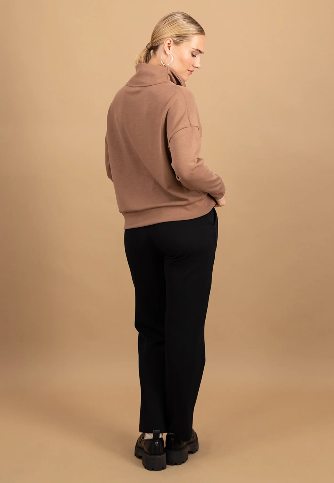 Sweatshirt aus Viskose-Mix mit Zipper und Stehkragen - Image 9