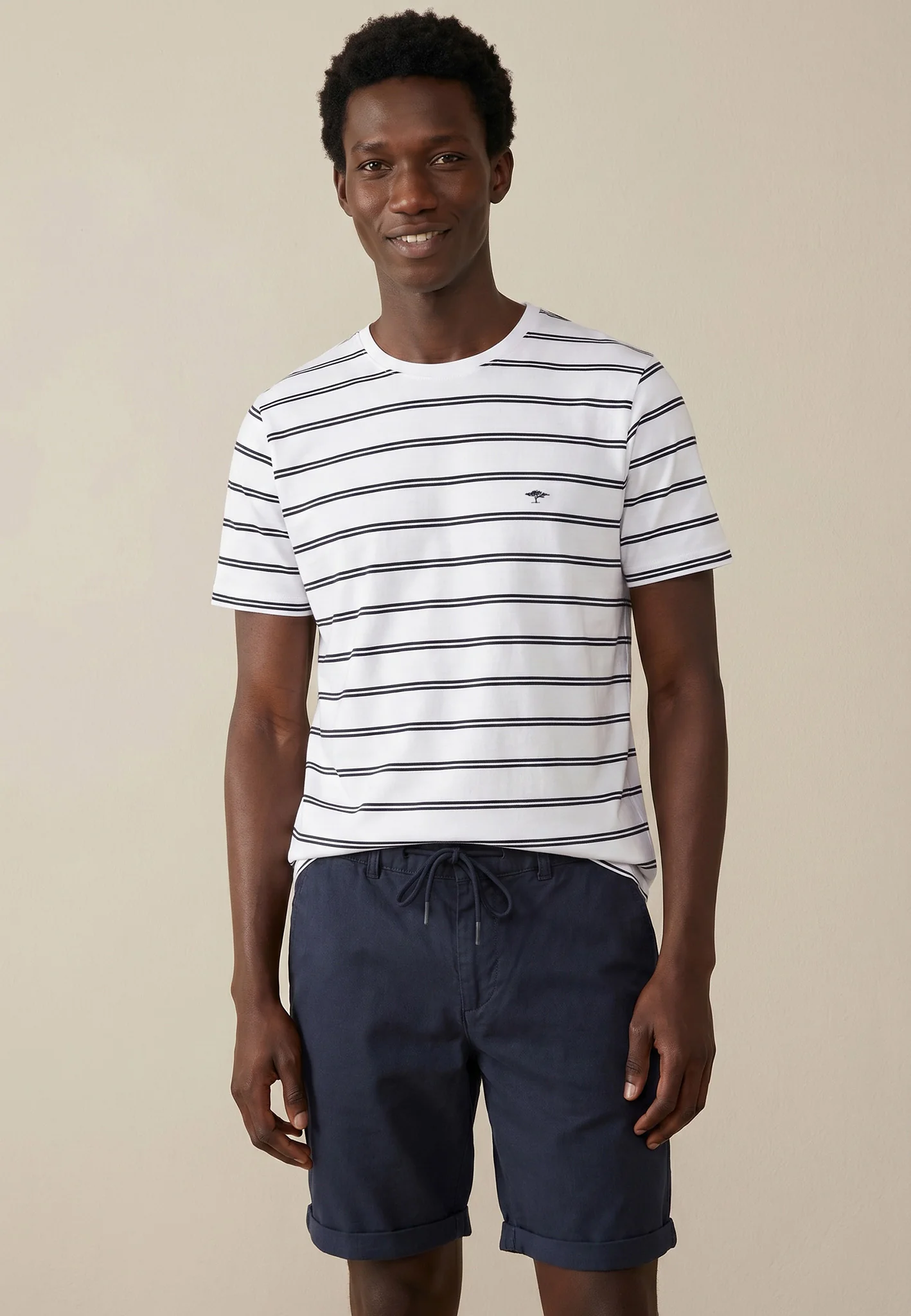 T-Shirt aus Baumwolle mit Streifenmuster und Rundhalsausschnitt - Image 11
