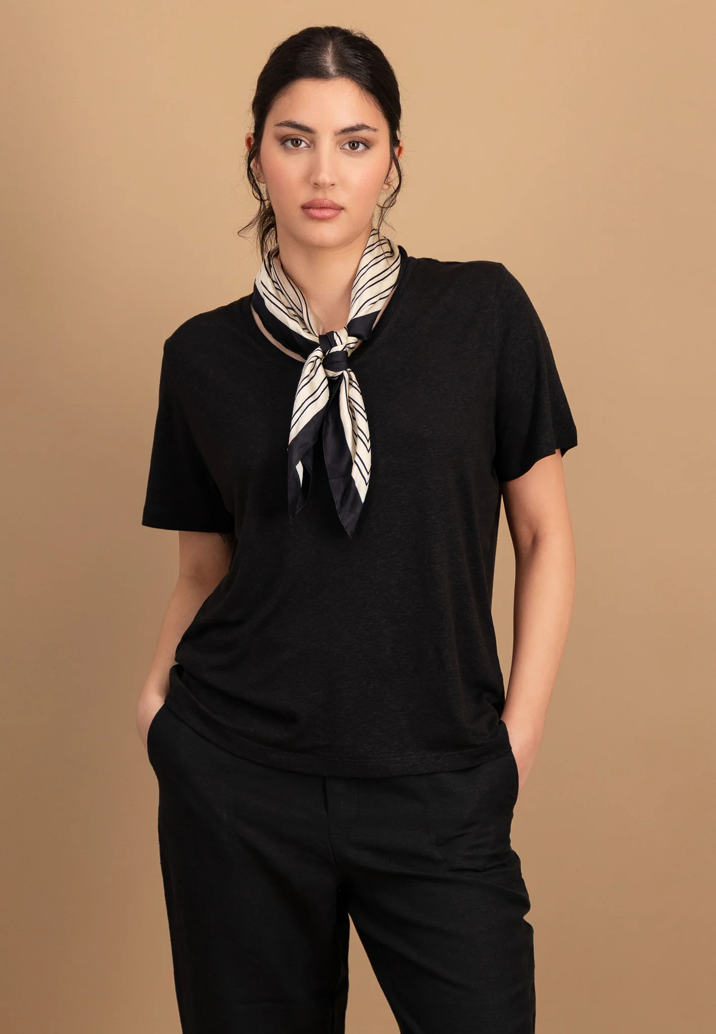 T-Shirt aus Leinen-Viskose-Mix mit V-Ausschnitt - Image 18